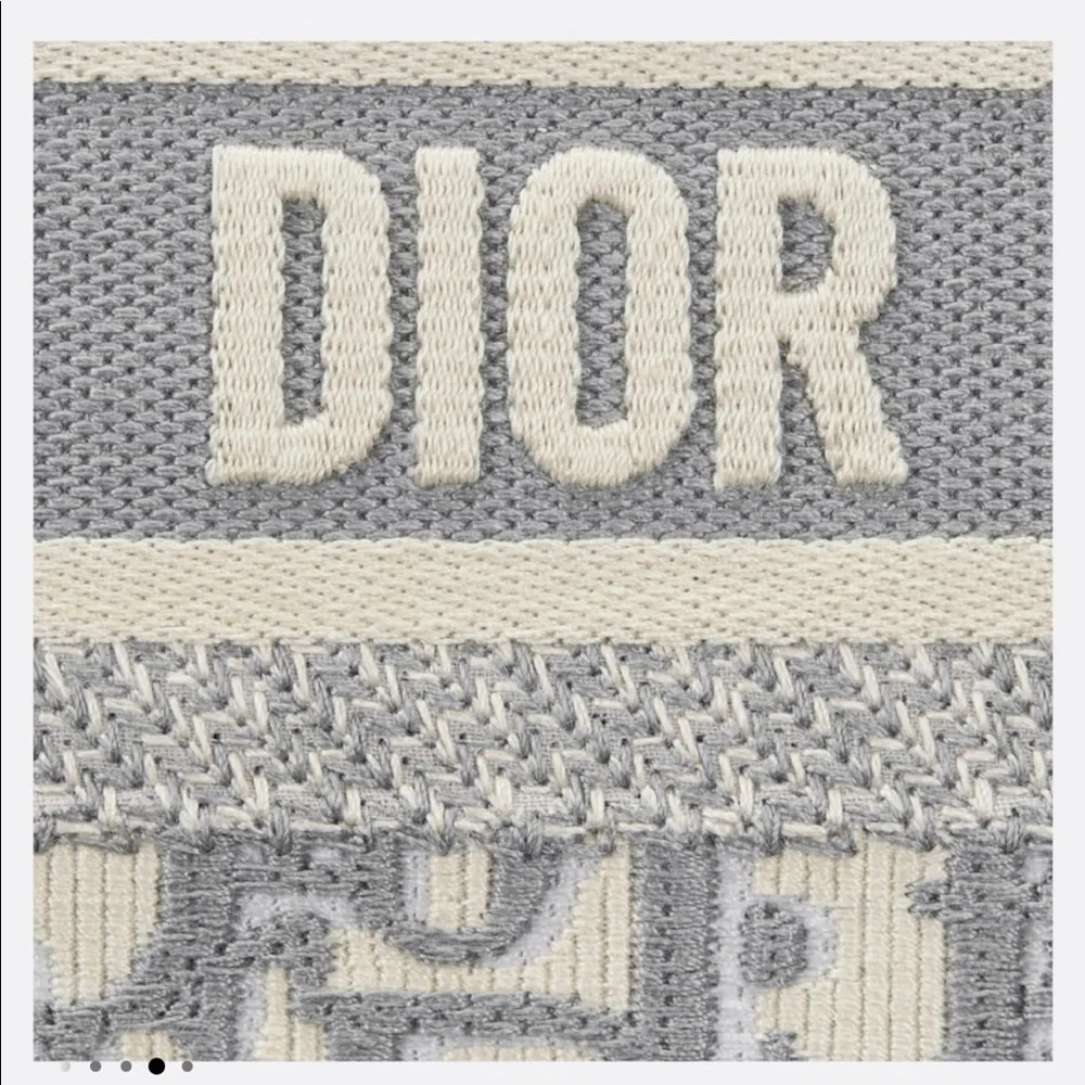 MINI DIOR BOOK TOTE
Gray Dior Oblique Embroidery (24 x 22.5 x 8 cm) - Picture 6 of 7